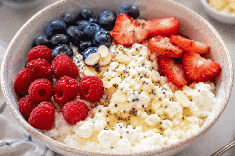 Cottage Cheese Berry Breakfast Bowl with Fresh Berries (Easy High-Protein Breakfast)